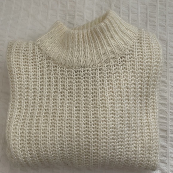 Divided soft acrylic crop sweater - Picture 7 of 7